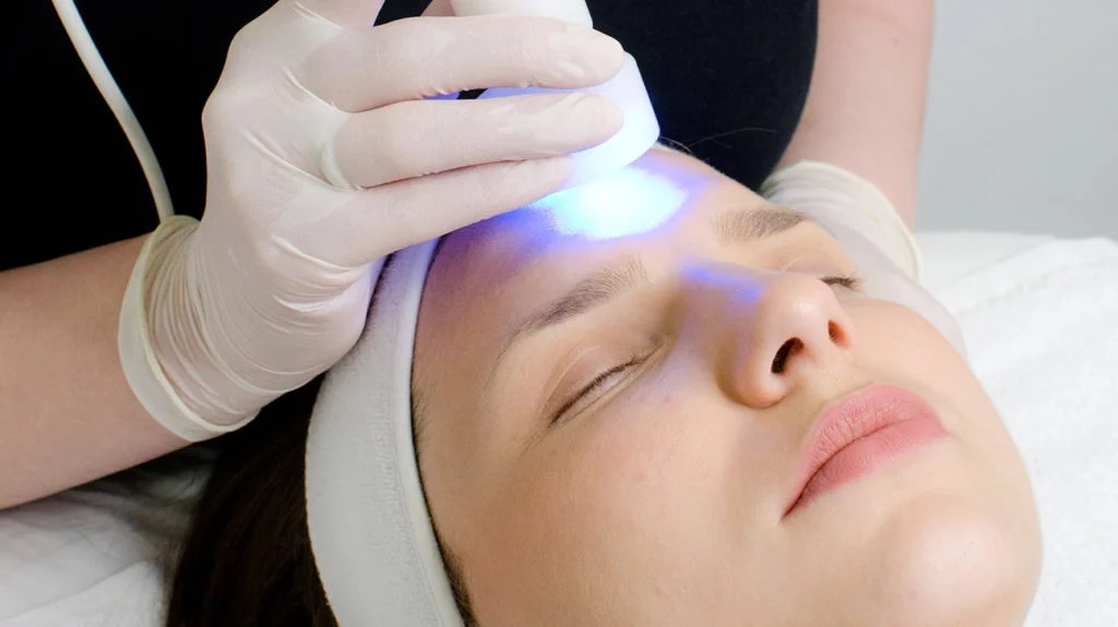 Difference Between Blue Light and Red Light Therapy